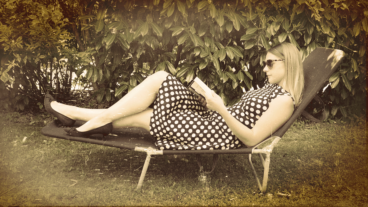 Cinemagraph Frau liest Buch
